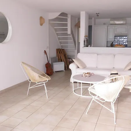 Apartment 4 Pieces Climatise Avec Piscine - Fr-1-780-25